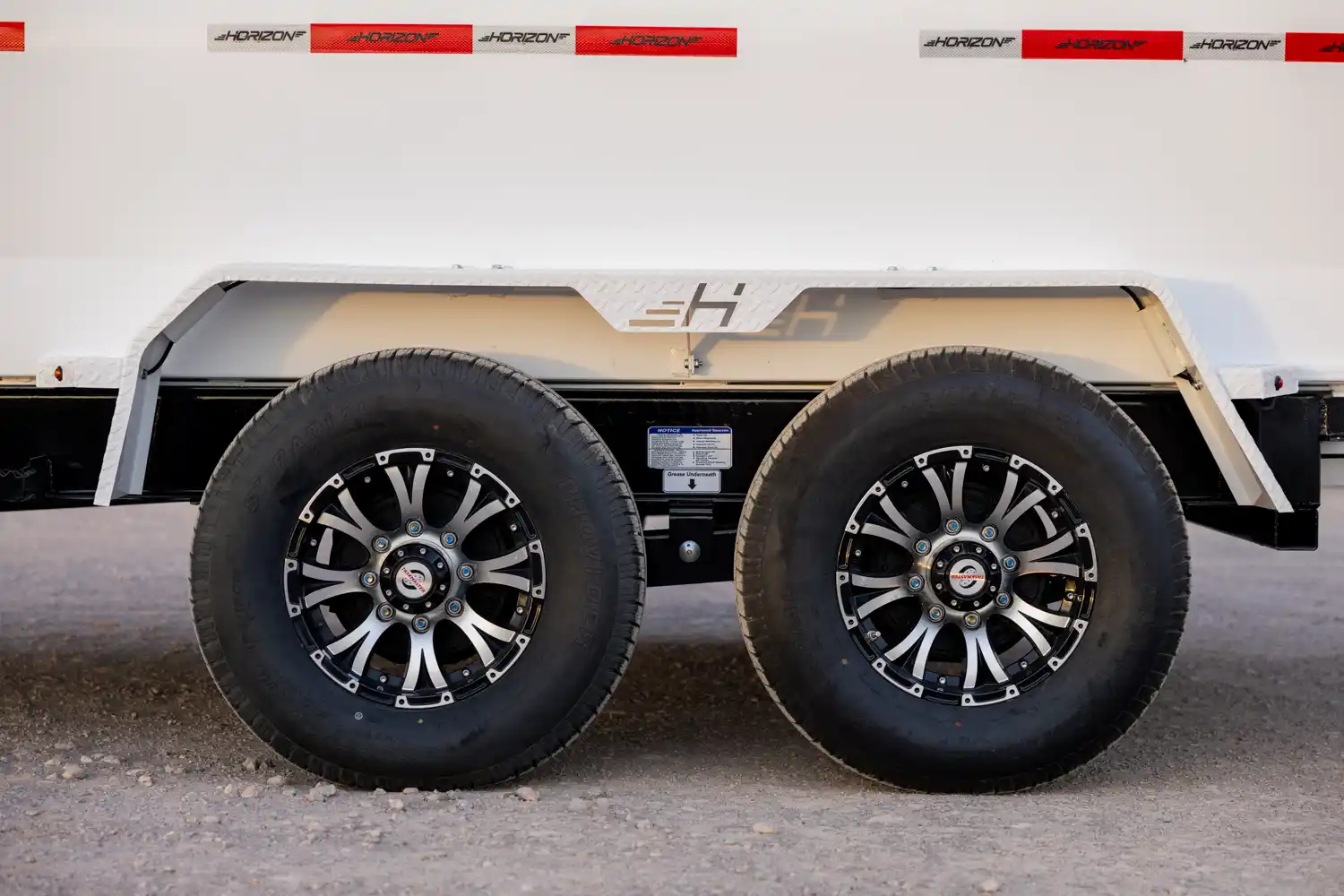 horizon trailers img
